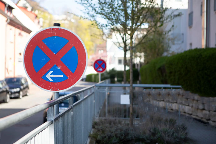 Umzugswagen parkt dank Halteverbotszone direkt vor einem Berliner Mehrfamilienhaus